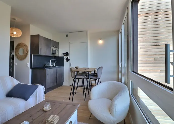 Sublime Facing The Port & Planches *