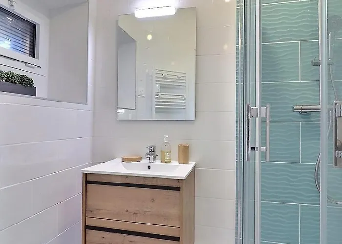 Sublime Facing The Port & Planches *