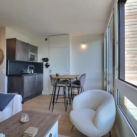 Sublime Facing The Port & Planches *