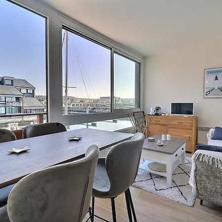 Sublime Facing The Port & Planches * Ντοβίλ