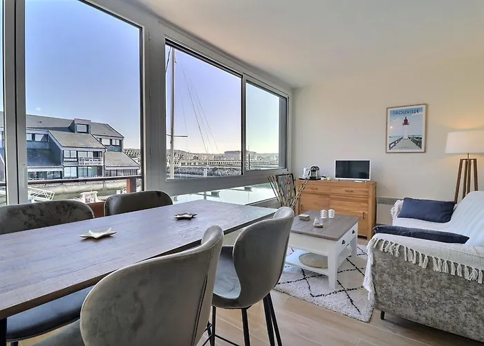 Sublime Facing The Port & Planches * Ντοβίλ